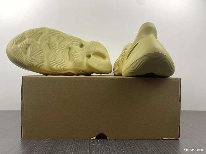 GV6775 Yeezy Foam RNNR Adidas Sulfur 0819